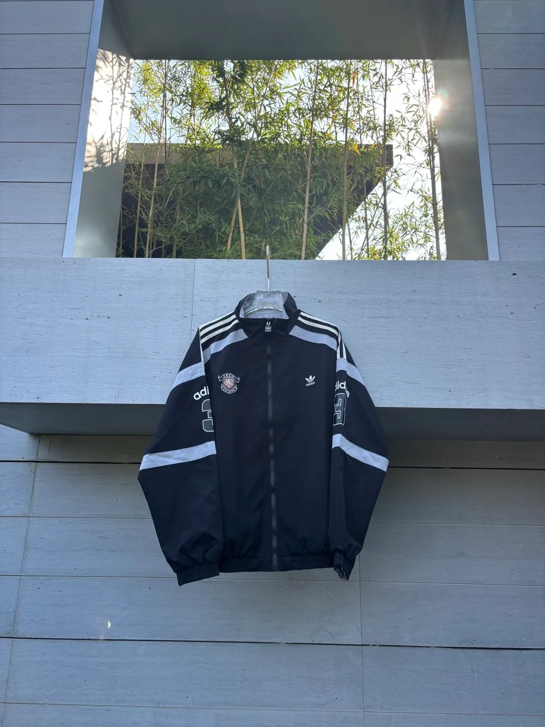 Reversible thin jacket📝𝟭𝟬𝟲𝟴𝟳# Exclusive real shot/difference between various stolen pictures and online picture versions on the market [Top version·Adidas Adidas Clover Men's and Women's Same Stylel H REV JKT Jacket Official website synchronization] ✅Full set of 1:1 customized accessories ➕Customized three-label ➕𝗬𝘂𝗮𝗻 version hang tag ➕𝗹𝗼𝗴𝗼 packaging bag🔥 ➕Scan the tag to enter the official website. ✅The top version, ins Xiaohongshu has many bloggers wearing it. ✅Adi’s absolute Hot Sale star Same Style details are online, feel free to compare! Classic embroidery on the chest, fixed color and classic three-bar stripes, Classic will never go out of style! Versatile is not picky, the original model is perfect for the upper body, so buy it with your eyes closed! "Self-view of quality control with real photos of store owner's details" What you see is what you get # Full text real photos 📷 Never save a penny of cost! ! ! ⭕The high version of the best products🐮is different from the junk products in the market🗯️The same picture but different prices means different versions. ❌Don’t be fooled by the same copywriters and pirated pictures from outside that mix and distribute high-luxury pictures at low prices. After comparing the quality, you will know where the gap is. Don’t lie. I don’t guarantee that my products are the cheapest, but I definitely guarantee that they are worth every penny of your hard-earned money! ‼ ️We don’t slash prices or lower prices, we supply products with heart and only make high-end versions!!! Breasts Jimei must see the details of my home clearly, the pictures of my home are all taken by the owner himself❤️ Color: Black. Size: S-XXL